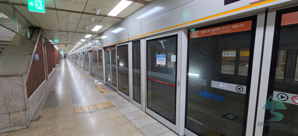 Panoramic view of a Korean subway platform
