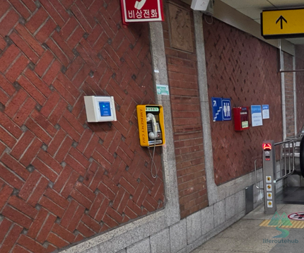 Emergency call devices on Korean subway platforms